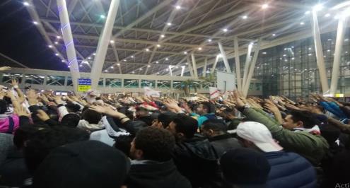 استقبال حافل من جماهير الزمالك لـ"أبطال السوبر" في مطار القاهرة (فيديو)